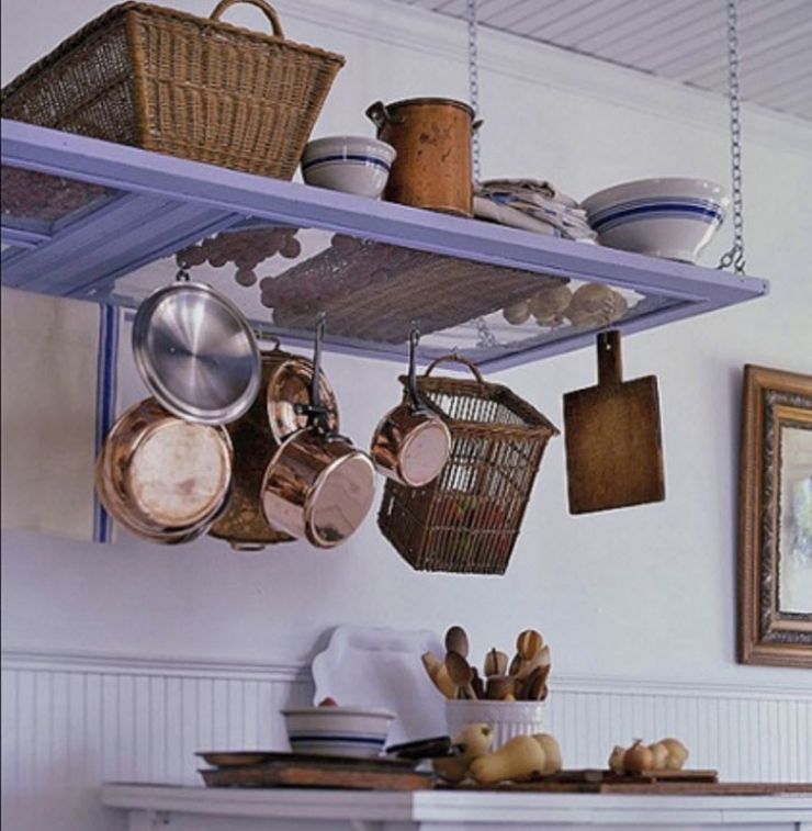 Illustration de l'article : En r&eacute;cup&eacute;rant une porte moustiquaire en bois, elle cr&eacute;e de magnifiques objets de d&eacute;corations&hellip;13 brillantes id&eacute;es !