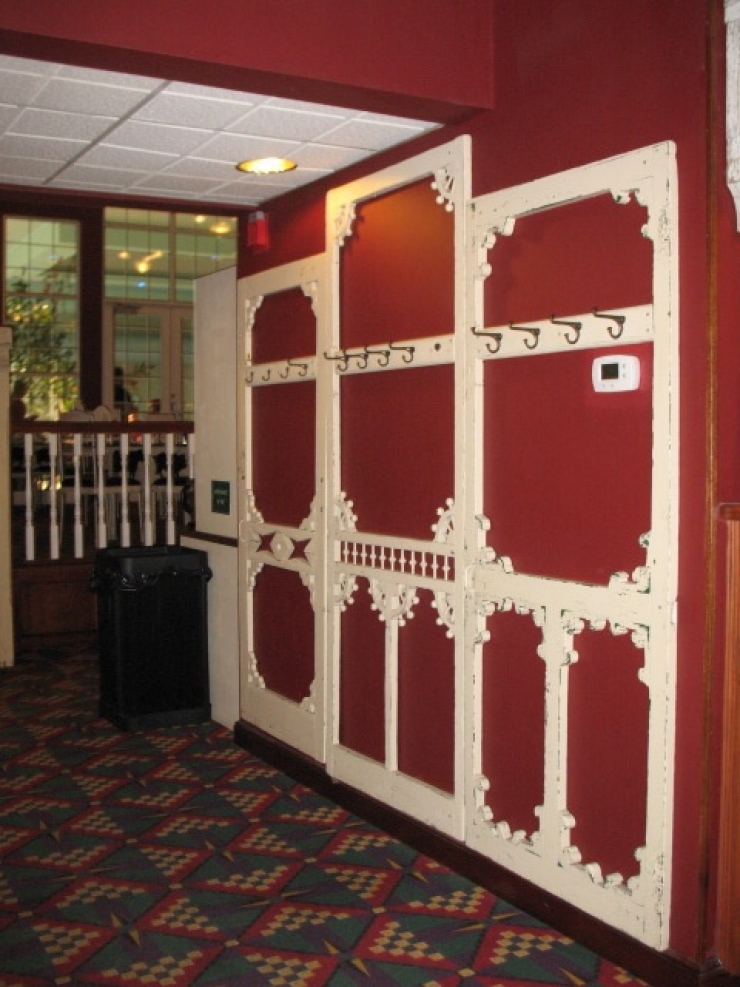 Illustration de l'article : En r&eacute;cup&eacute;rant une porte moustiquaire en bois, elle cr&eacute;e de magnifiques objets de d&eacute;corations&hellip;13 brillantes id&eacute;es !