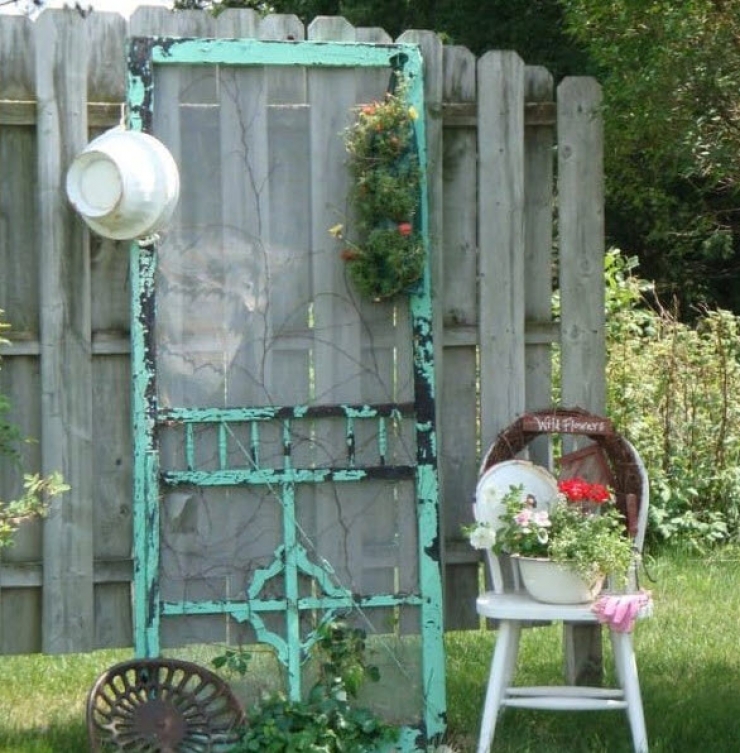 Illustration de l'article : En r&eacute;cup&eacute;rant une porte moustiquaire en bois, elle cr&eacute;e de magnifiques objets de d&eacute;corations&hellip;13 brillantes id&eacute;es !