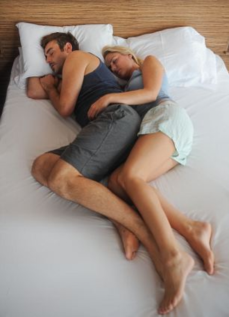 Illustration de l'article : La position dans laquelle vous dormez en dit long sur votre couple…Surprenant !