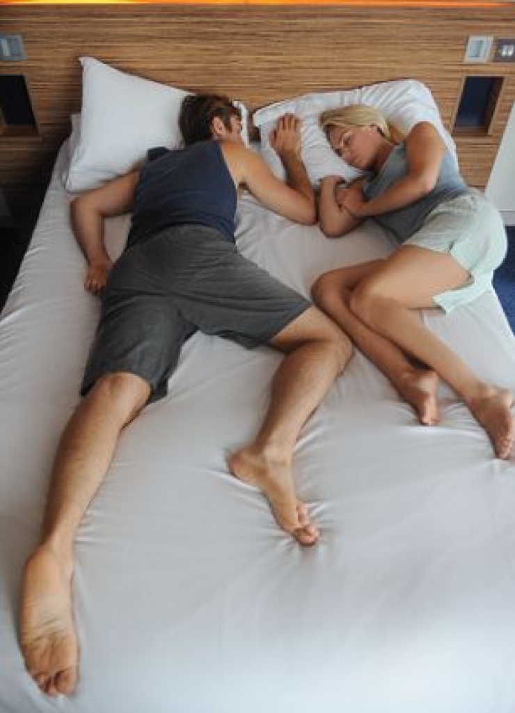В одной постели с спящим мужем. Позы для сна. Лежат в постели. Спящие пары.