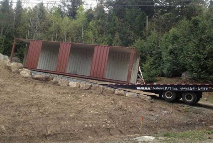Illustration de l'article : Elle récupère 4 containers et les transforme de belle manière… Le résultat est à peine croyable !