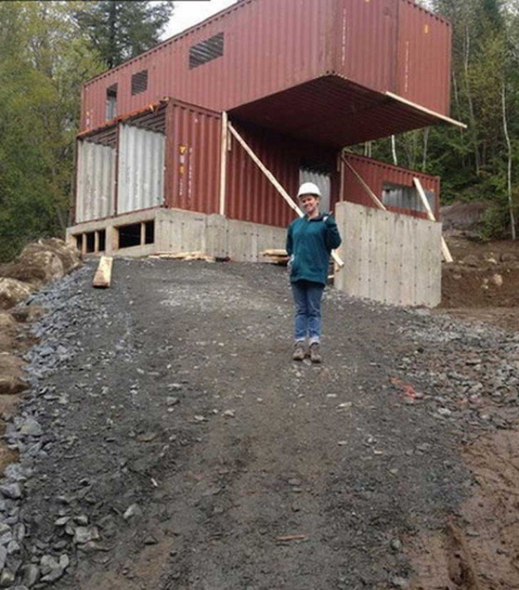 Illustration de l'article : Elle récupère 4 containers et les transforme de belle manière… Le résultat est à peine croyable !