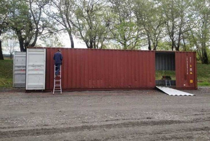Illustration de l'article : Elle récupère 4 containers et les transforme de belle manière… Le résultat est à peine croyable !