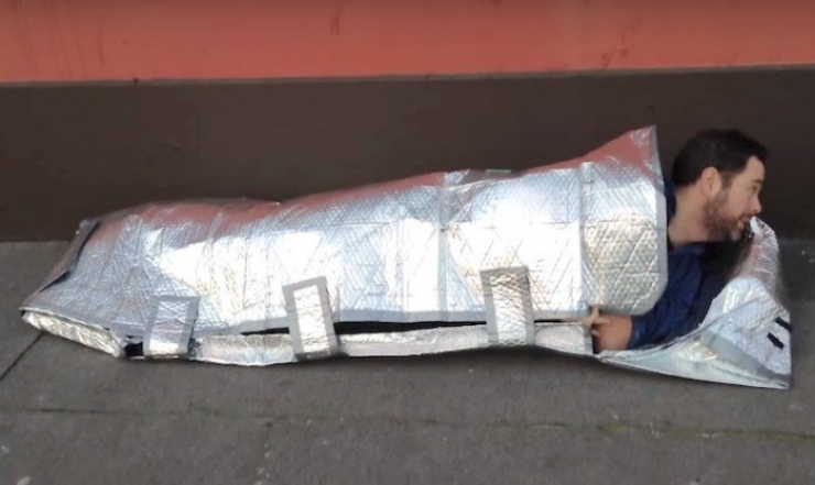 Illustration de l'article : Un sac de couchage spécial qui améliore la vie des sans-abris, l’idée de génie d’une collégienne...
