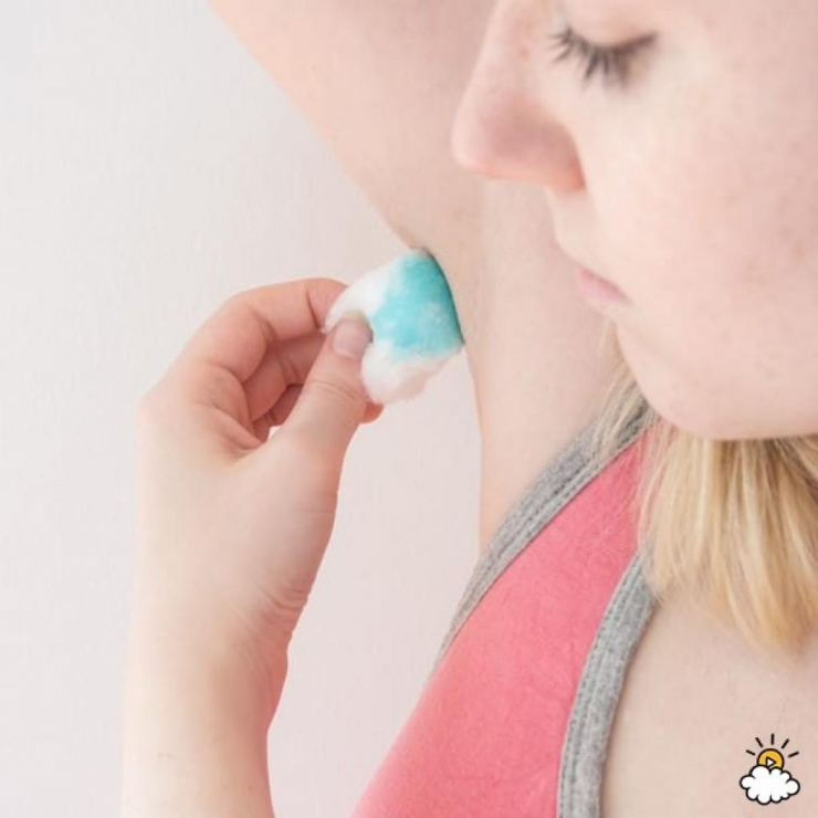 Illustration de l'article : Elle met du Listerine sur du coton et se frotte les aisselles avec... Une astuce brillante !