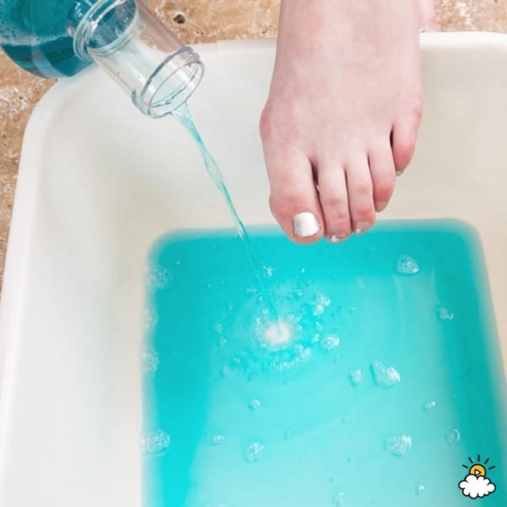 Illustration de l'article : Elle met du Listerine sur du coton et se frotte les aisselles avec... Une astuce brillante !