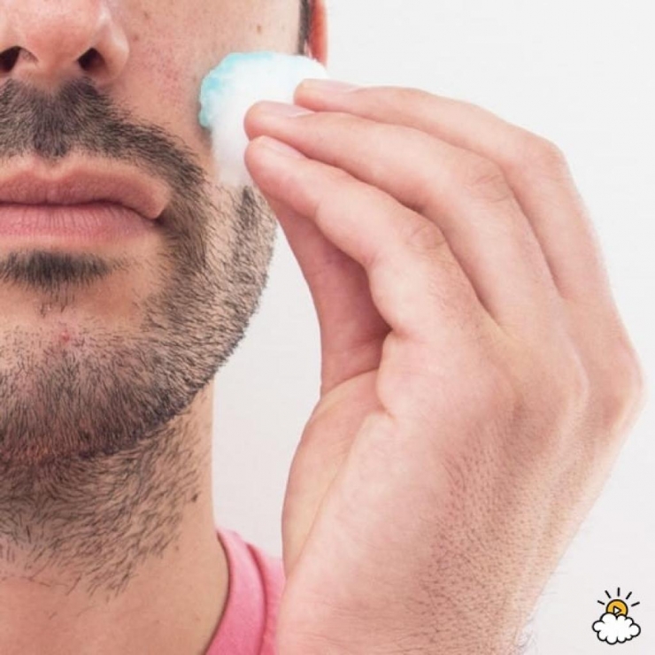 Illustration de l'article : Elle met du Listerine sur du coton et se frotte les aisselles avec... Une astuce brillante !