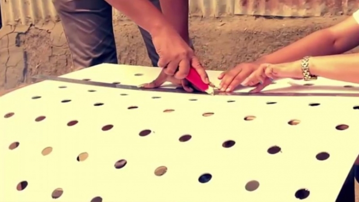 Illustration de l'article : En clouant notamment des bouteilles &agrave; un morceau de carton, l'air devient tout de suite plus supportable... Une id&eacute;e de g&eacute;nie !