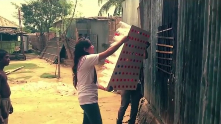 Illustration de l'article : En clouant notamment des bouteilles &agrave; un morceau de carton, l'air devient tout de suite plus supportable... Une id&eacute;e de g&eacute;nie !