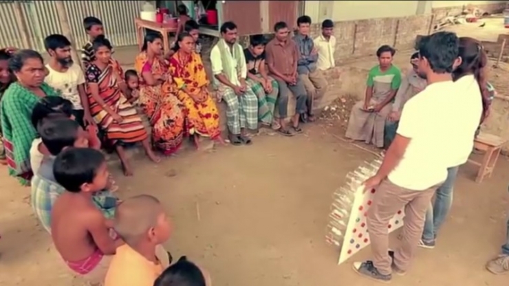 Illustration de l'article : En clouant notamment des bouteilles &agrave; un morceau de carton, l'air devient tout de suite plus supportable... Une id&eacute;e de g&eacute;nie !