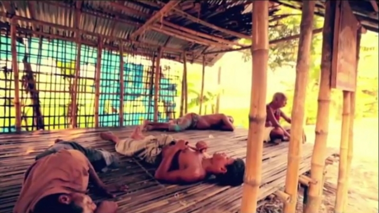 Illustration de l'article : En clouant notamment des bouteilles &agrave; un morceau de carton, l'air devient tout de suite plus supportable... Une id&eacute;e de g&eacute;nie !