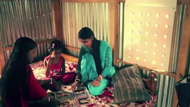 Illustration de l'article : En clouant notamment des bouteilles &agrave; un morceau de carton, l'air devient tout de suite plus supportable... Une id&eacute;e de g&eacute;nie !