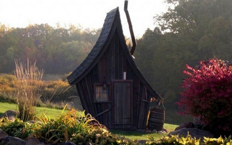 Illustration de l'article : Cet artiste-menuisier construit de petites maisons 100% &eacute;cologiques! 