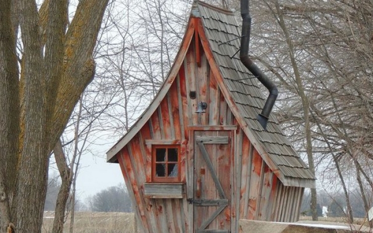 Illustration de l'article : Cet artiste-menuisier construit de petites maisons 100% &eacute;cologiques! 