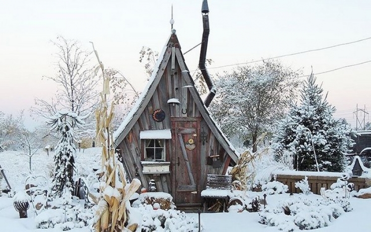 Illustration de l'article : Cet artiste-menuisier construit de petites maisons 100% &eacute;cologiques! 