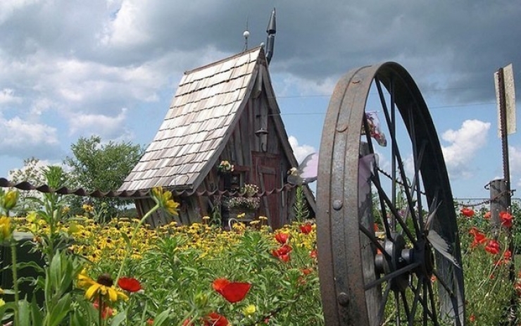 Illustration de l'article : Cet artiste-menuisier construit de petites maisons 100% &eacute;cologiques! 