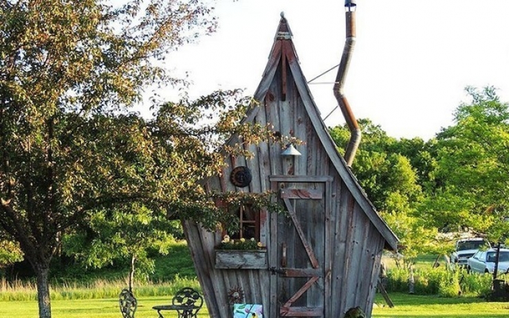 Illustration de l'article : Cet artiste-menuisier construit de petites maisons 100% &eacute;cologiques! 