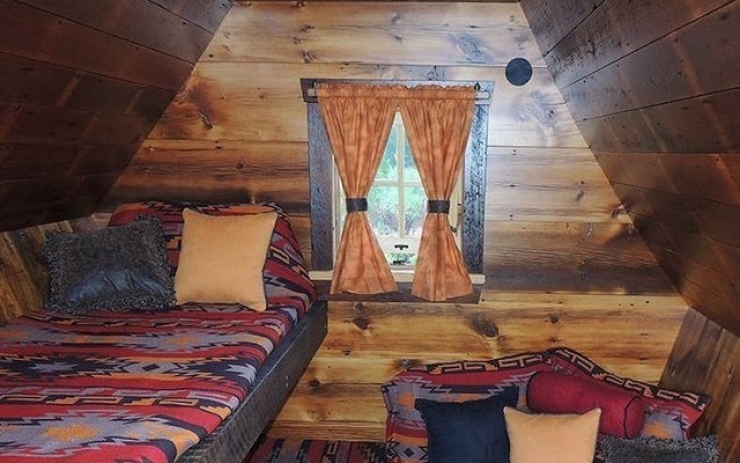 Illustration de l'article : Cet artiste-menuisier construit de petites maisons 100% &eacute;cologiques! 