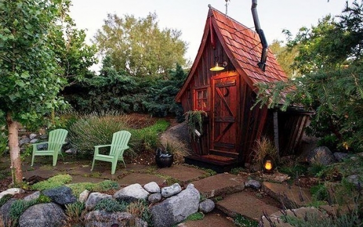 Illustration de l'article : Cet artiste-menuisier construit de petites maisons 100% &eacute;cologiques! 