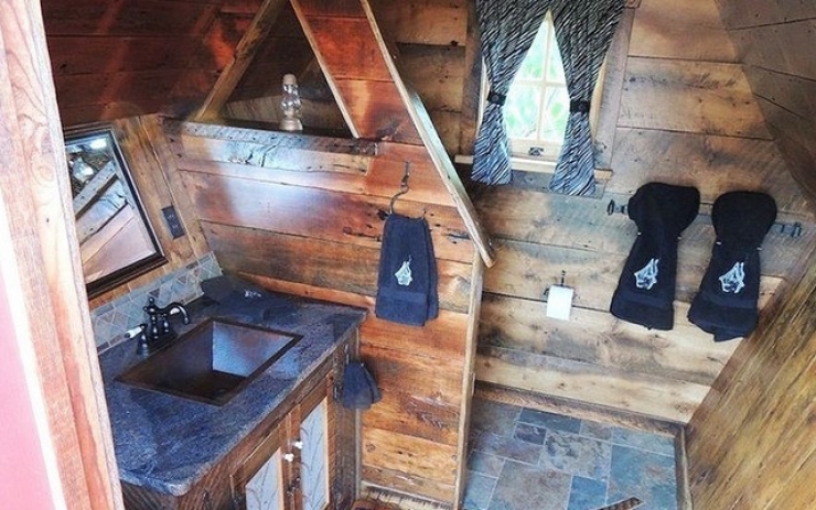 Illustration de l'article : Cet artiste-menuisier construit de petites maisons 100% &eacute;cologiques! 