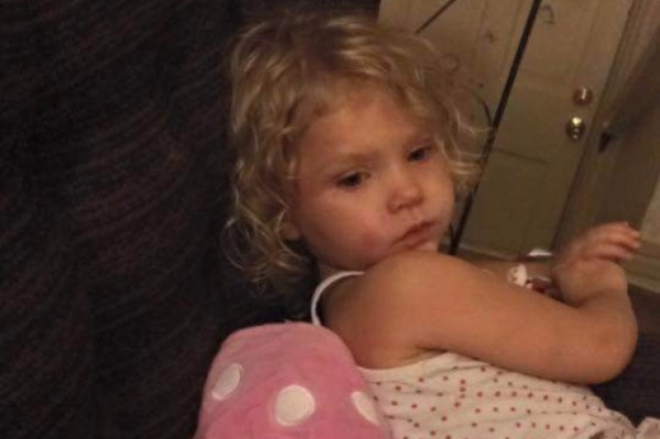 Illustration de l'article : Cette petite de 5 ans regarde sa soeur se faire maltraiter sans pouvoir réagir. Il faut attendre le retour de la maman pour que ce carnage éclate au grand jour !