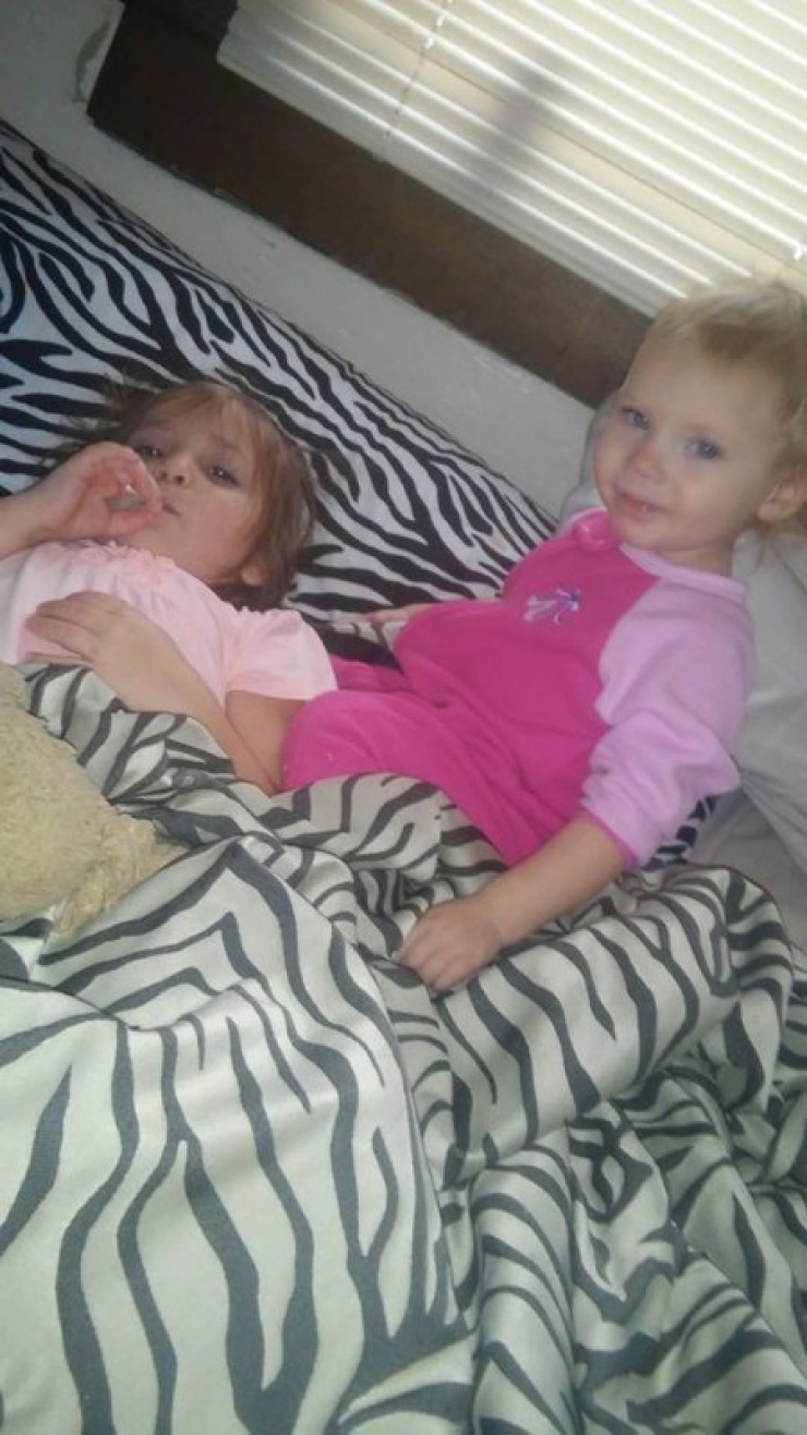 Illustration de l'article : Cette petite de 5 ans regarde sa soeur se faire maltraiter sans pouvoir réagir. Il faut attendre le retour de la maman pour que ce carnage éclate au grand jour !