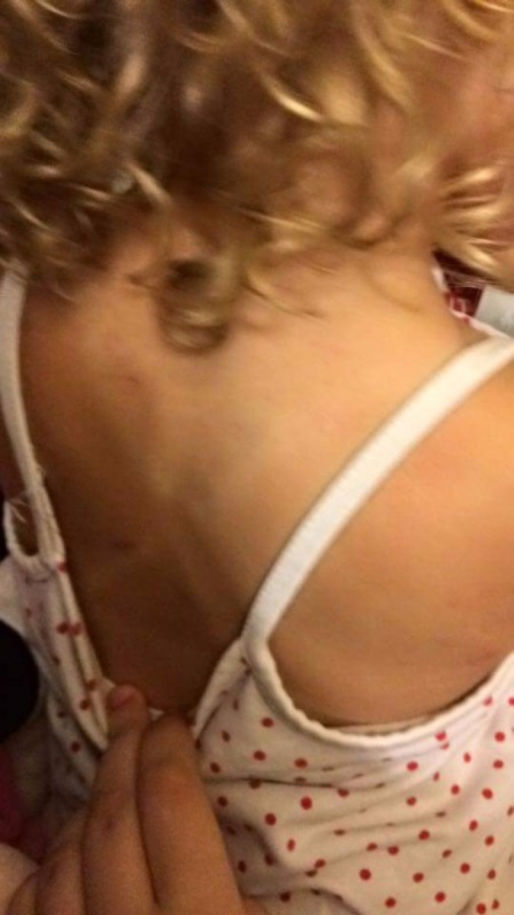 Illustration de l'article : Cette petite de 5 ans regarde sa soeur se faire maltraiter sans pouvoir réagir. Il faut attendre le retour de la maman pour que ce carnage éclate au grand jour !