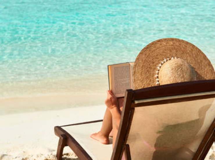 Illustration de l'article : Cette ado de 16 ans retire son t-shirt sur la plage et une dame qui se trouve &agrave; c&ocirc;t&eacute; remarque ce que personne d'autre ne voit !