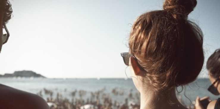 Illustration de l'article : Cette ado de 16 ans retire son t-shirt sur la plage et une dame qui se trouve &agrave; c&ocirc;t&eacute; remarque ce que personne d'autre ne voit !