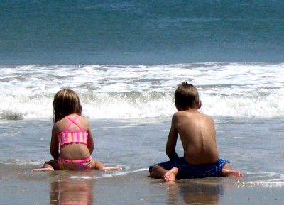 Illustration de l'article : Cette ado de 16 ans retire son t-shirt sur la plage et une dame qui se trouve &agrave; c&ocirc;t&eacute; remarque ce que personne d'autre ne voit !