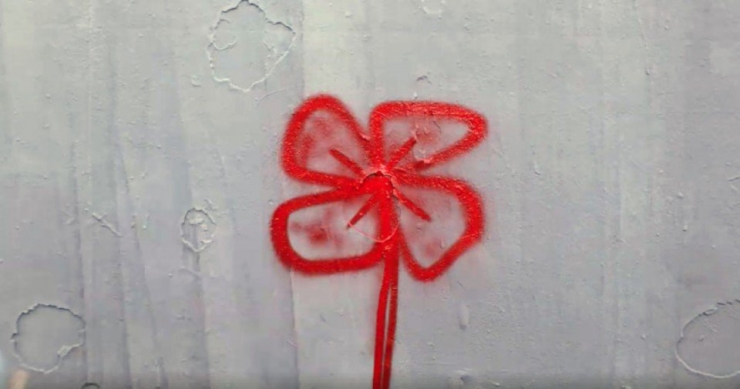 Illustration de l'article : Ces graffeurs transforment les croix gamm&eacute;es sur les murs de Berlin... Un peu d'art pour combattre le racisme !