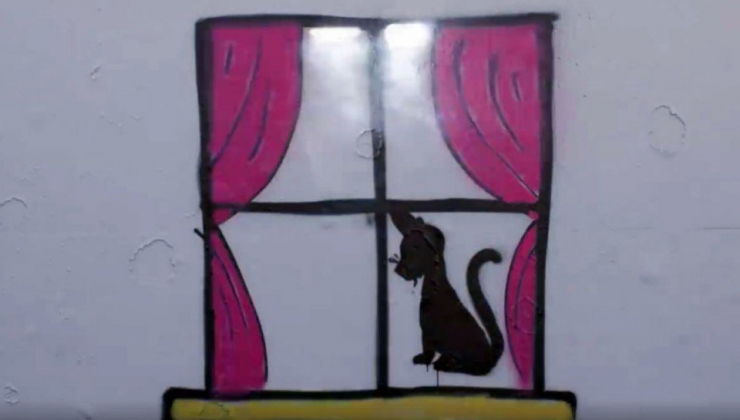 Illustration de l'article : Ces graffeurs transforment les croix gamm&eacute;es sur les murs de Berlin... Un peu d'art pour combattre le racisme !