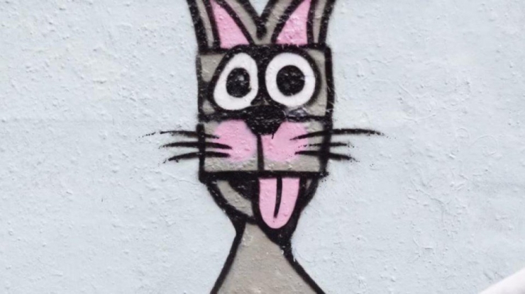 Illustration de l'article : Ces graffeurs transforment les croix gamm&eacute;es sur les murs de Berlin... Un peu d'art pour combattre le racisme !