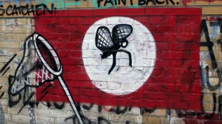 Illustration de l'article : Ces graffeurs transforment les croix gamm&eacute;es sur les murs de Berlin... Un peu d'art pour combattre le racisme !