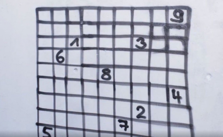 Illustration de l'article : Ces graffeurs transforment les croix gamm&eacute;es sur les murs de Berlin... Un peu d'art pour combattre le racisme !