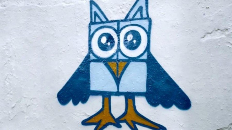 Illustration de l'article : Ces graffeurs transforment les croix gamm&eacute;es sur les murs de Berlin... Un peu d'art pour combattre le racisme !