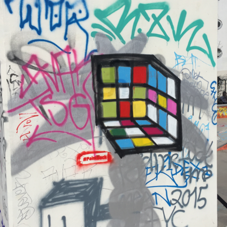 Illustration de l'article : Ces graffeurs transforment les croix gamm&eacute;es sur les murs de Berlin... Un peu d'art pour combattre le racisme !