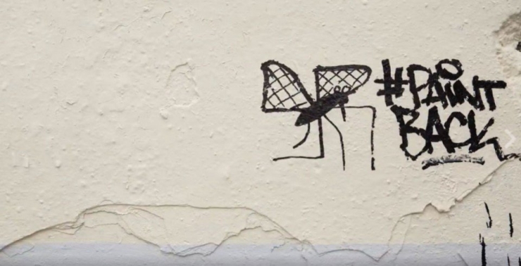 Illustration de l'article : Ces graffeurs transforment les croix gamm&eacute;es sur les murs de Berlin... Un peu d'art pour combattre le racisme !