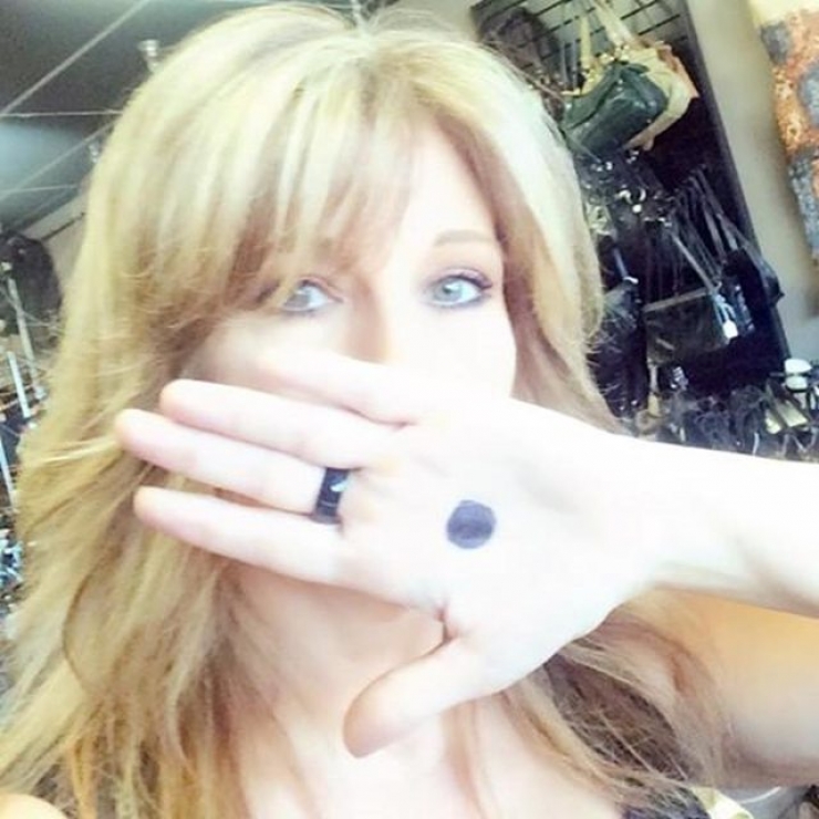 Illustration de l'article : Si une femme vous montre un point noir sur sa main, ne restez pas indiff&eacute;rent ! Ceci peut sauver des vies !