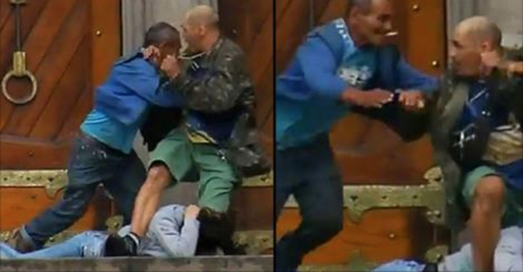 Illustration de l'article : Ce qu'il fait &agrave; cette femme en sang est film&eacute; par des centaines de personnes... Un vrai cauchemar !