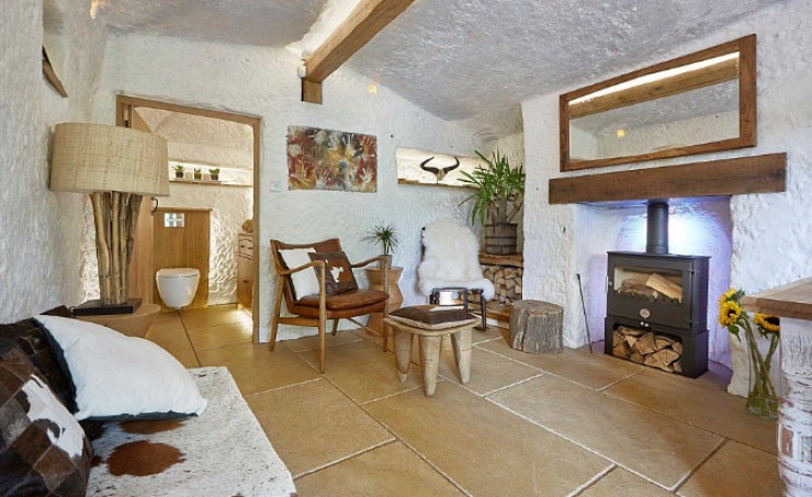 Illustration de l'article : Il vit dans cette grotte qui a 800 ans... Mais en voyant l'int&eacute;rieur, on comprend tout de suite !