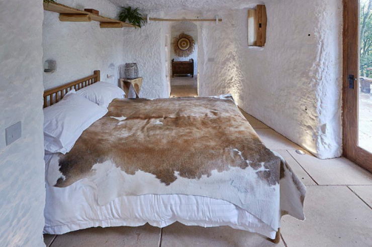 Illustration de l'article : Il vit dans cette grotte qui a 800 ans... Mais en voyant l'int&eacute;rieur, on comprend tout de suite !