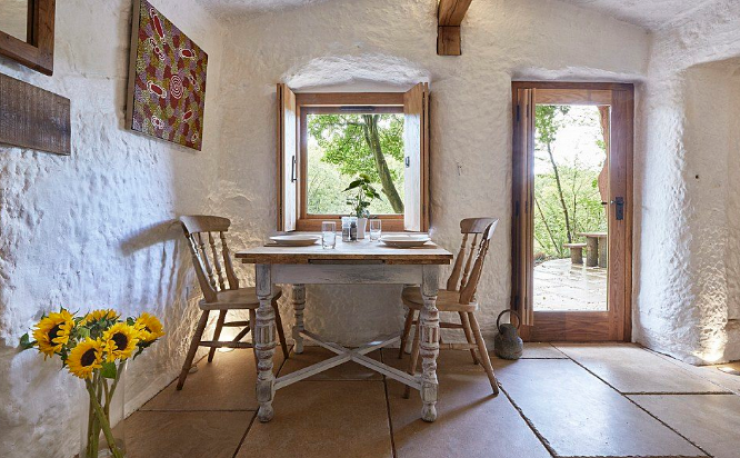 Illustration de l'article : Il vit dans cette grotte qui a 800 ans... Mais en voyant l'int&eacute;rieur, on comprend tout de suite !