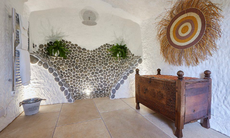 Illustration de l'article : Il vit dans cette grotte qui a 800 ans... Mais en voyant l'int&eacute;rieur, on comprend tout de suite !