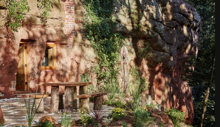 Illustration de l'article : Il vit dans cette grotte qui a 800 ans... Mais en voyant l'int&eacute;rieur, on comprend tout de suite !