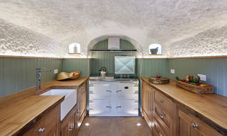 Illustration de l'article : Il vit dans cette grotte qui a 800 ans... Mais en voyant l'int&eacute;rieur, on comprend tout de suite !