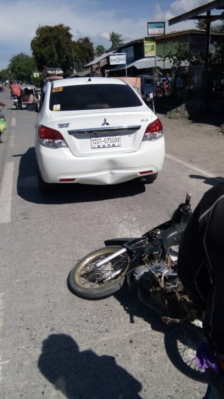 Illustration de l'article : Percut&eacute; par un motard, ce conducteur est furieux mais en voyant ce qui se trouve au sol, il a le coeur bris&eacute; !