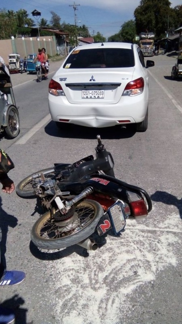 Illustration de l'article : Percut&eacute; par un motard, ce conducteur est furieux mais en voyant ce qui se trouve au sol, il a le coeur bris&eacute; !