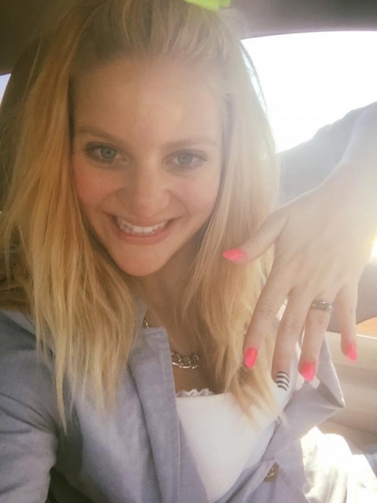 Illustration de l'article : Cette maîtresse d'école a étonné tout le monde avec sa tenue... Mais regardez bien le bas !